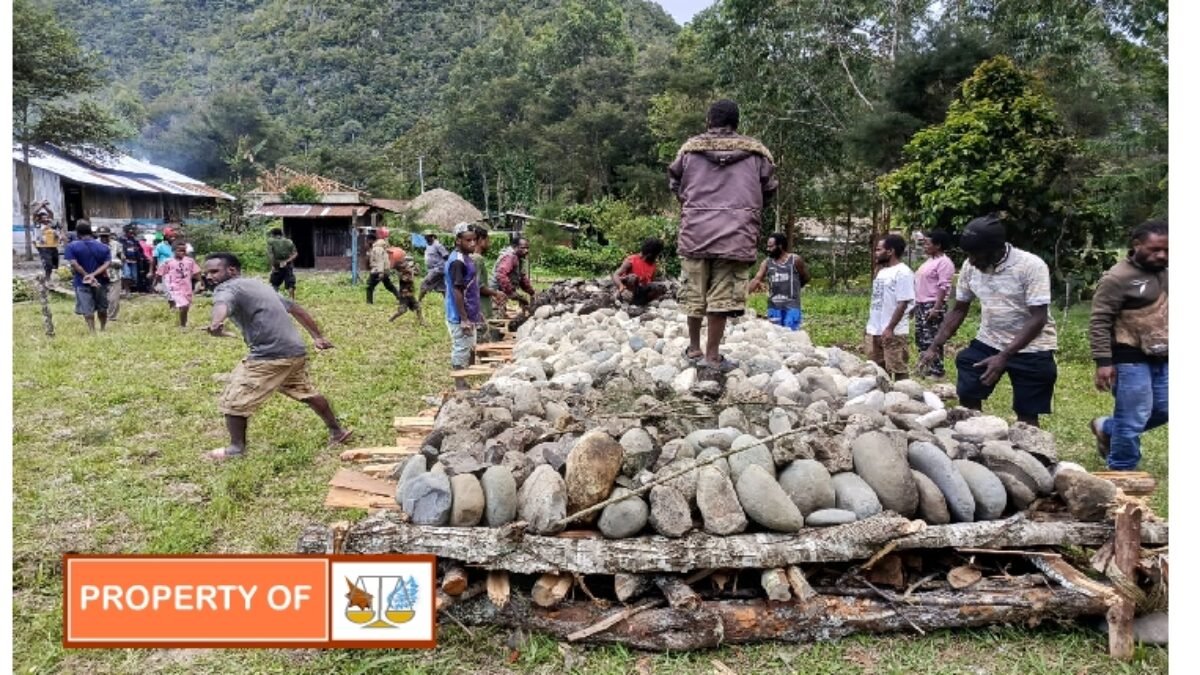 Tradisi Bakar batu warga Papua adalah moment kebersamaan dan kebulatan tekad.