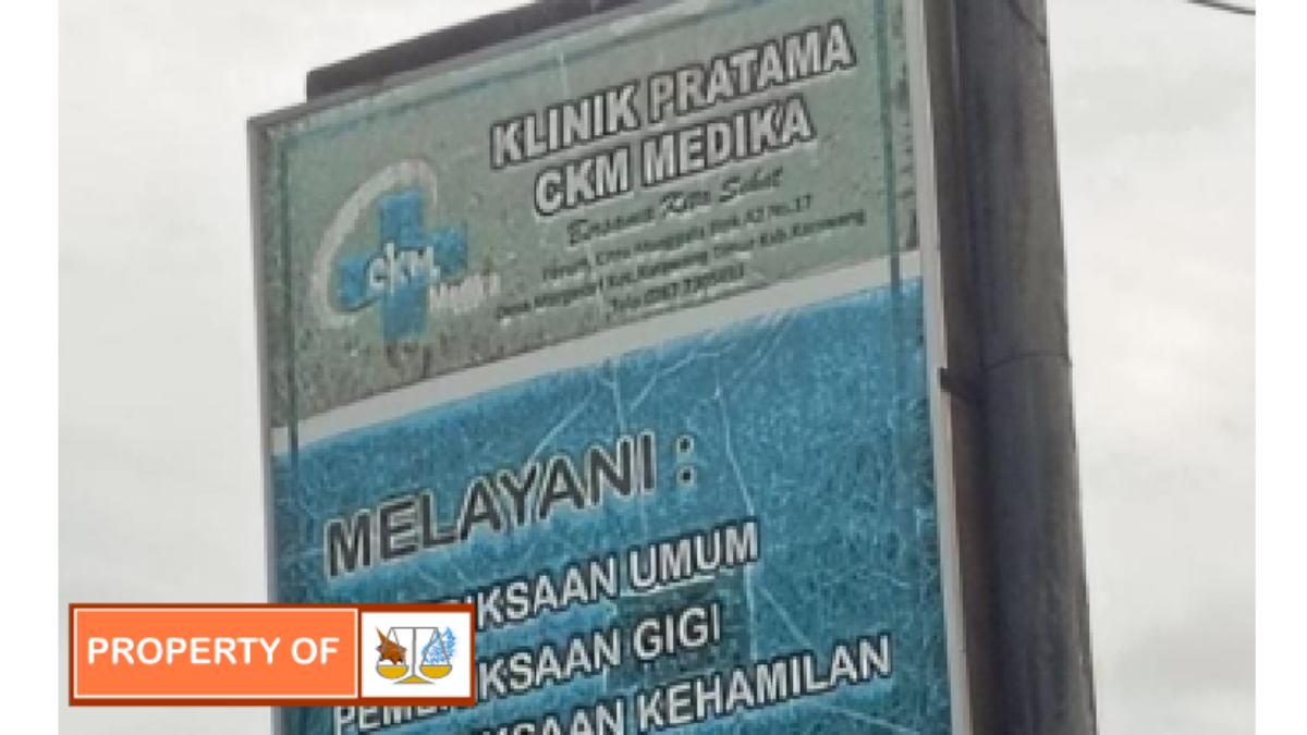 Seorang Jurnalis, bawa putranya yang sedang demam ke klinik pengobatan, berharap mendapatkan pelayanan medis cepat.