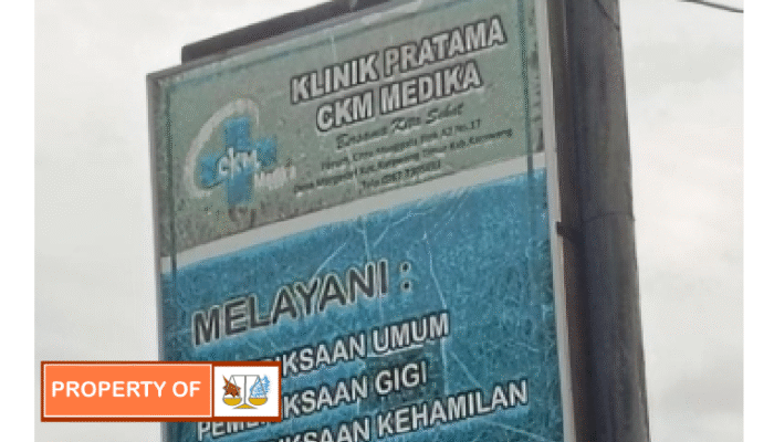 Seorang Jurnalis, bawa putranya yang sedang demam ke klinik pengobatan, berharap mendapatkan pelayanan medis cepat.