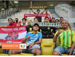 Danyon D Pelopor Satbrimob Polda Metro Jaya Pimpin Doa Bersama Supporter Untuk Korban Stadion Kanjuruhan Malang