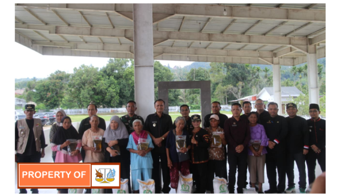 Wabup Pakpak Bharat serahkan paket bantuan pangan bagi masyarakat penerima manfaat