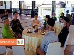 Bupati M.Fadhil undang Lembaga adat kabupaten Batanghari dan sanak sumendo di serambi rumah dinas bupati