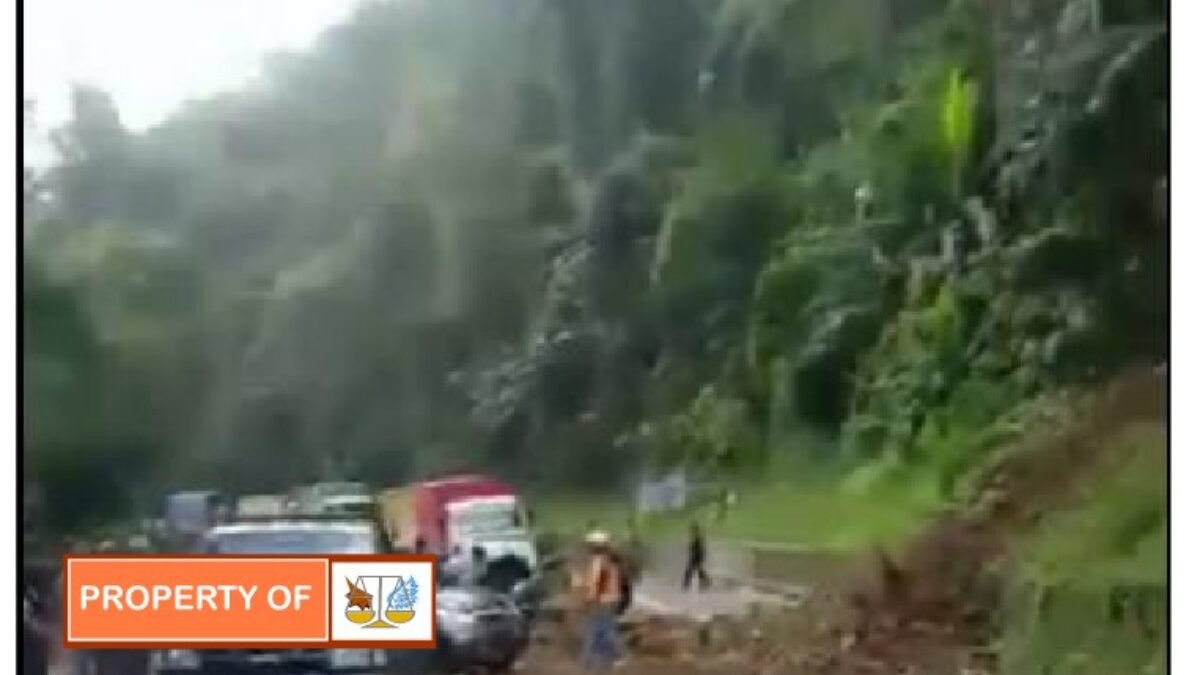 Tebing Jalan Cadas Pangeran Longsor Timpah  Dua Kendaraan Roda Empat