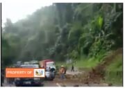 Tebing Jalan Cadas Pangeran Longsor Timpah  Dua Kendaraan Roda Empat