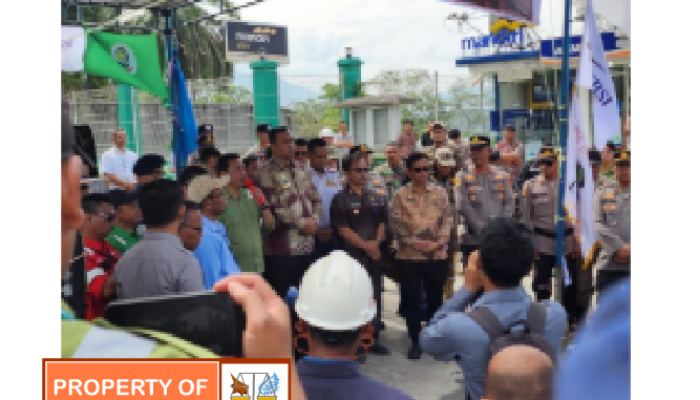 Bupati kabupaten Toba menemui Ribuan karyawan PT.TPL  yang sedang menyampaikan aspirasinya