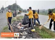 Diskominfosantik Gelar Bersih Bersih di Jalan Raya Kalimalang