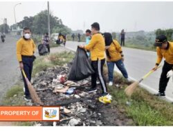 Diskominfosantik Gelar Bersih Bersih di Jalan Raya Kalimalang