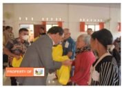 Bupati Berikan Bingkisan Natal Kepada Masyarakat Humbang Hasundutan