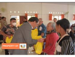 Bupati Berikan Bingkisan Natal Kepada Masyarakat Humbang Hasundutan
