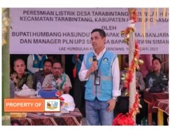 Dosmar Banjarnahor SE Resmikan Listrik Desa di Dusun Lae Hundulan Tarabintang