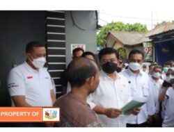 Menteri ATR/BPN Bagikan Sertifikat Tanah PTSL ke Warga Pondok Melati Kota Bekasi Jabar