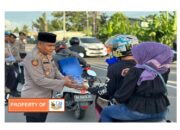 Ramadhan Barokah, Kabid Humas Polda Jabar Berbagi Takjil Dengan Warga 