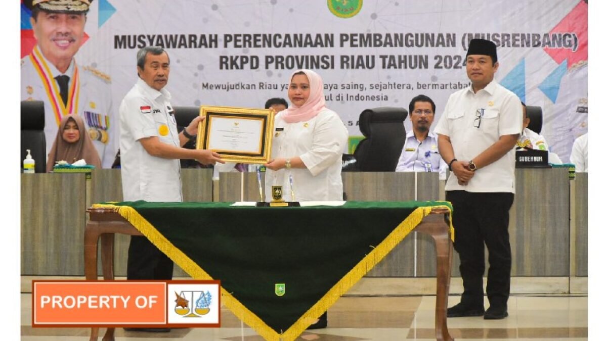Penghargaan Kategori Pembangunan Terbaik I Tingkat Provinsi Riau diterima oleh Bupati Bengkalis