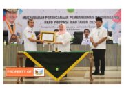 Penghargaan Kategori Pembangunan Terbaik I Tingkat Provinsi Riau diterima oleh Bupati Bengkalis