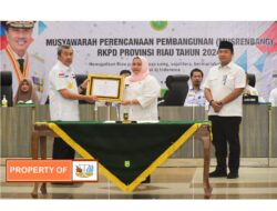 Penghargaan Kategori Pembangunan Terbaik I Tingkat Provinsi Riau diterima oleh Bupati Bengkalis