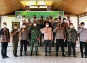 Terkait Penangkapan Zuhdi, Bupati Batanghari Menyerahkan Penghargaan Kepada Aparat Kepolisian dan Masyarakat