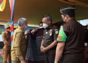 Kunjungan Kepala Kejaksaan Tinggi Sumatera Utara Sekda Pakpak Bharat Sematkan Oles Khas Pakpak