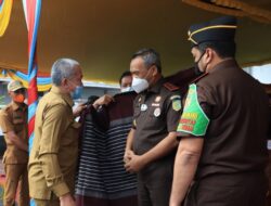 Kunjungan Kepala Kejaksaan Tinggi Sumatera Utara Sekda Pakpak Bharat Sematkan Oles Khas Pakpak
