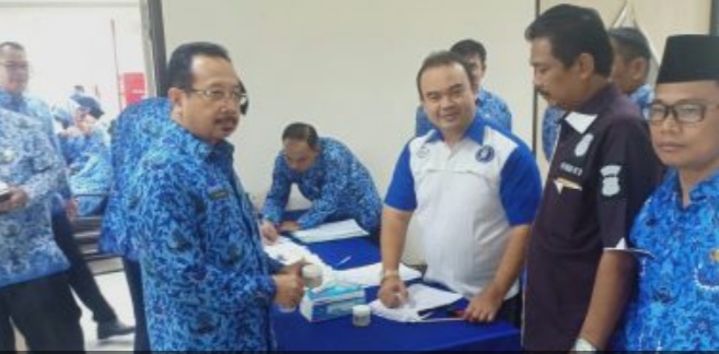 Sekda Kabupaten Bekasi ikut tes urine di Gedung Diskominfosantik. Foto : Istimewa