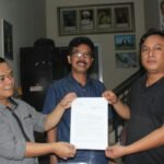 Ketua Hanura Firman, Sekjen PAN Roy, dan Ketua Nasdem Teten memperlihatkan surat partai