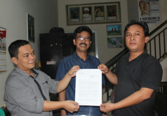 Ketua Hanura Firman, Sekjen PAN Roy, dan Ketua Nasdem Teten memperlihatkan surat partai