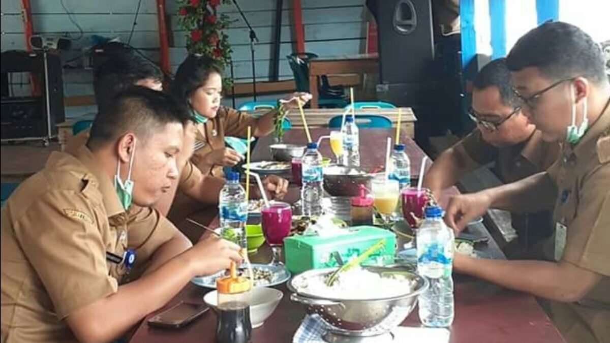 Kunjungan Bupati Humbahas Dengan Rombongan Ke resto batugaja menikmati hidangan Resto