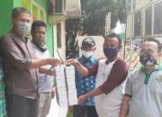 Pemdes Cikahuripan bagikan 250 nasi bungkus untuk warga terdampak covid-19