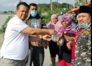 Anggota DPRD Fraksi Demokrat Kabupaten Bekasi Bersama Ketua Banser Ponpes Nurul Fallah Cikarang Pusat Berbagi Nasi Bungkus Pada Korban Banjir