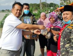 Anggota DPRD Fraksi Demokrat Kabupaten Bekasi Bersama Ketua Banser Ponpes Nurul Fallah Cikarang Pusat Berbagi Nasi Bungkus Pada Korban Banjir