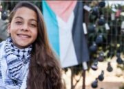 Gadis Cilik Ini Adalah Jurnalis Termuda di Dunia Janna Jihad Ayyad, yang di 2018 ini berusia 12 tahun, termasuk di antara jurnalis termuda di dunia.