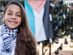 Gadis Cilik Ini Adalah Jurnalis Termuda di Dunia Janna Jihad Ayyad, yang di 2018 ini berusia 12 tahun, termasuk di antara jurnalis termuda di dunia.