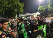 Solidaritas ojek online dalam pengawalan jenazah 2 bocah korban tenggelam di kali besar barat museum Fatahillah