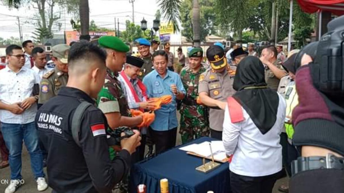 POLRES KARAWANG MUSNAHKAN 18 RIBU BOTOL MIRAS HASIL RAZIA 1BLN TERAKHIR JELANG NATAL DAN TAHUN BARU