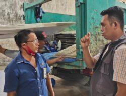 Filipus F.Sarumaha Kawal Logistik Kotak Suara Pilkada di Gudang KPU Nisel.