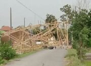 Akibat Angin kencang Pengendara Motor Tertimpa Penyangga Proyek Sutet