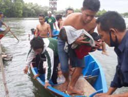 Perahu Pariwisata yang Membawa Penumpang 32 Orang Terbalik Di Hantam Angin Satu Orang Meninggal Dunia .