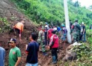 Ratusan Relawan Gabungan Evakuasi Material Longsor Tebing di Bantarkawung Brebes