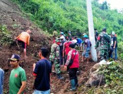 Ratusan Relawan Gabungan Evakuasi Material Longsor Tebing di Bantarkawung Brebes