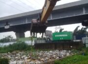 Pengerukan sampah kali Jambe Tambun Selatan