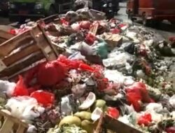 PASAR INDUK CIBITUNG : Sampah Menumpuk, Pungli Dibiarkan Merajalela