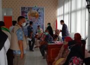 Tenaga Pendidik dan Lansia Melaksanakan Vaksinasi Massal di Puskesmas Sungai Rengas