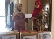 Peduli Kebakaran di Tanjung Jabung Timur, Ketua TP PKK Kecamatan Maro Sebo Ulu Serahkan Bantuan