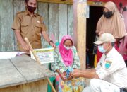 Datangi Rumah Warga, Pemdes Sungai Ruan Ulu Salurkan BLT Dana Desa Tahap V