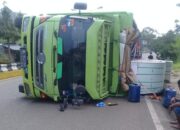 Tiba-tiba Oleng, Mobil Pengangkut Pompa Air Terbalik Di Muara Bulian