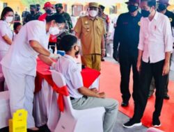 Jokowi Lakukan Kunjungan Kerja Tinjau Vaksinasi Massal Di SMK Negeri 1 Beringin Sumatera Utara