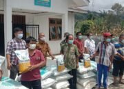 PJ kades Kuta jungak serahkan bantuan secara simbolis