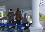 Bupati Pakpak Bharat Serahkan Bantuan Pemulihan Ekonomi Nasional