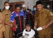 Plt Bupati Bekasi Akhmad Marjuki bersama LAMI memberikan bantuan kursi roda