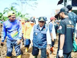 Wakil Gubernur Jabar Salurkan Bantuan Yang Terdampak Banjir Bandang Garut