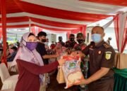 Kejari Batanghari Berikan Bantuan Sembako Kepada 448 Peserta Vaksin